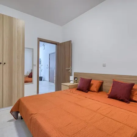 2br Steps To Seafront شقة Gzira