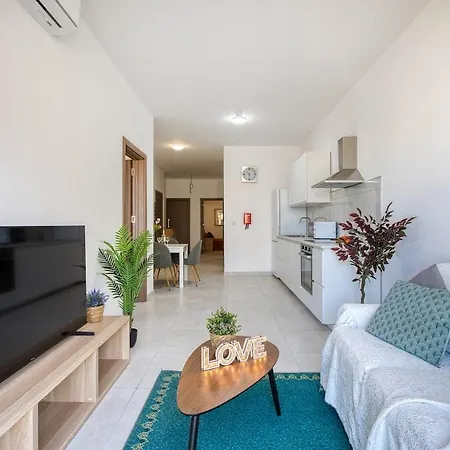 2br Steps To Seafront شقة *